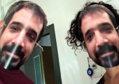 Dos dels participants en el vídeo, amb caretes de l'alcalde de Celrà Dos dels participants en el vídeo, amb caretes de l'alcalde de Celrà